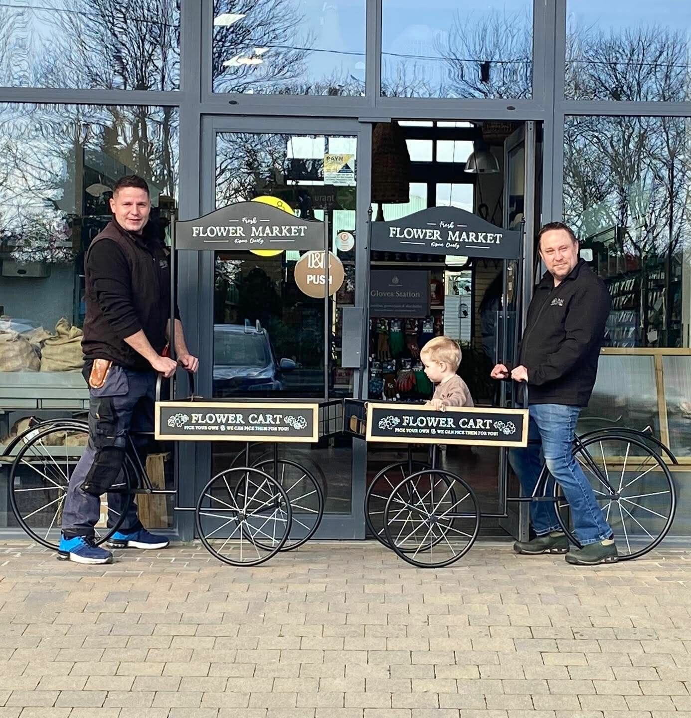 Flower power on wheels – making shopping fun for all generations. Flower power on wheels – making shopping fun for all generations.