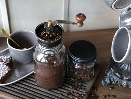 Coffee grinder w. extra lid