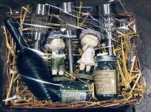 Light and ornament hamper